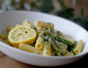 Penne alla primavera asperges, petits pois, citron