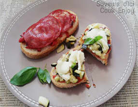 Bruschettas Chorizo Poivrons et Courgettes Chèvre sur compotés de tomates