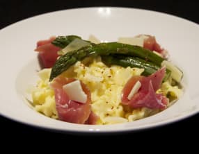 Pâtes au mascarpone, pointes d’asperges, jambon de Bayonne