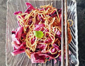 Poêlée chou rouge au citron et nouilles chinoises