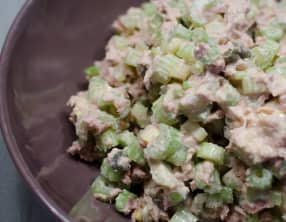 Salade de céleri branche, au thon et aux câpres