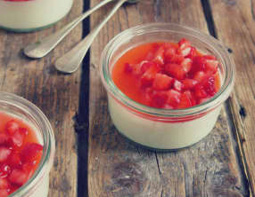 Flans coco, brunoise de fraises