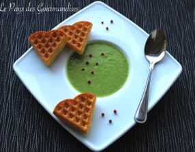Velouté de petits pois et gaufres au jambon