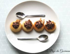 Financiers aux amandes, ganache au chocolat et amandes caramélisées