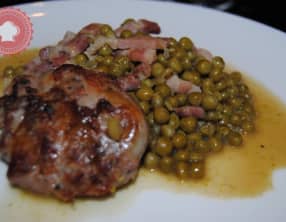 Crépinettes de porc aux petits pois et lardons