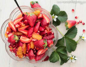 Salade de fraises, grenade et orange à l’eau de rose