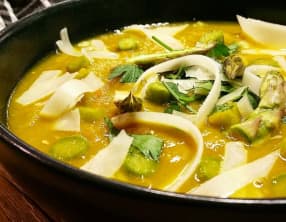 Velouté d'asperges vertes, curcuma et fromage de brebis