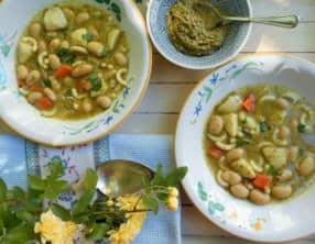 Soupe de haricots et de pâtes au pesto d’herbes