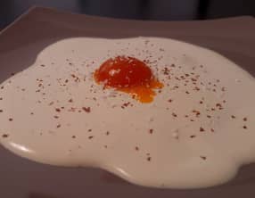 Oeuf au plat en trompe l'oeil Chocolat Dulcey et mangue - passion