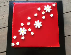 Entremet fraises, pistaches et mousse légère à la fève de tonka