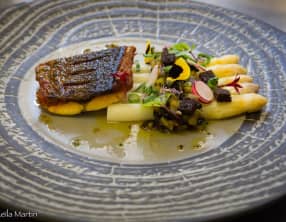 Pavé de bar grillé, asperge et rhubarbe