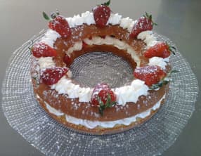 Génoise en couronne chantilly et fraises