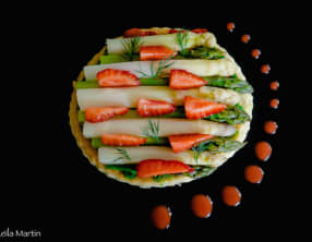 Tarte fine asperges d’Alsace, fraises et fines herbes
