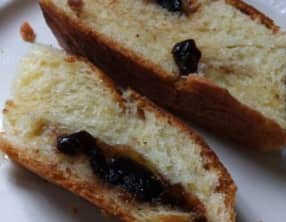 Brioche tressée aux cerises séchées