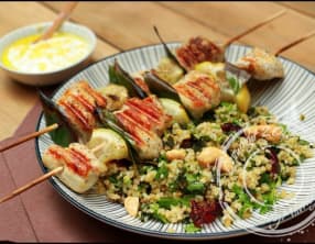 Brochettes de poulet et taboulé aux fruits secs