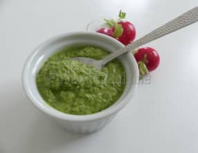 Pesto aux fanes de radis et à la poudre d'amandes
