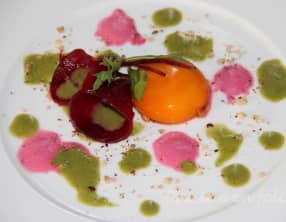 L’oeuf mariné au soja, coulis mâche, roquette et betterave
