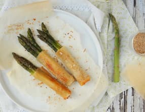 Croustillants aux asperges, parmesan et gomasia