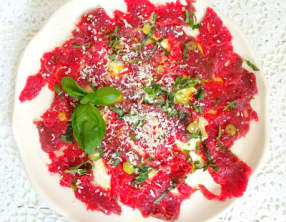 Carpaccio de bœuf au brie noir et basilic