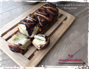 Brioche roulée à la confiture de myrtilles