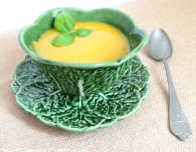 Soupe carottes, céleri branche, pommes de terre et basilic