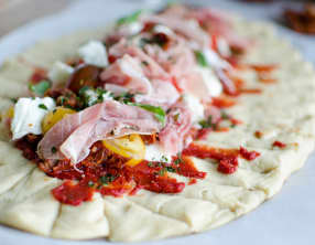 Pizza tressée aux tomates séchées, jambon cru et mozzarella