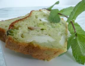 Cake printanier au chèvre et au pesto de fanes de radis