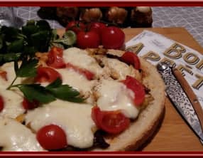 Tartine au poulet, tomates et mozza