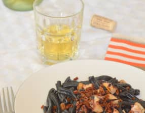 Pâtes à l'encre de seiche, poulpe et chorizo