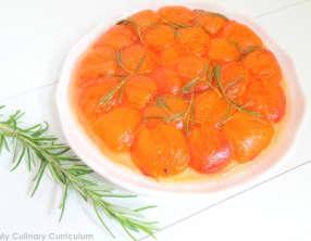 Tarte tatin aux abricots et romarin rapide