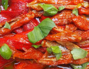 Poivrons grillés et tomates séchées marinés à l’huile d’olive