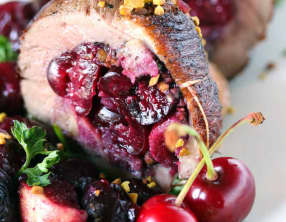 Rôti de magret de canard farci aux cerises