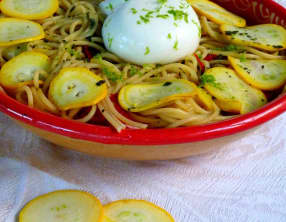 Spaghettis, burrata, courgette, poivrons et citron vert