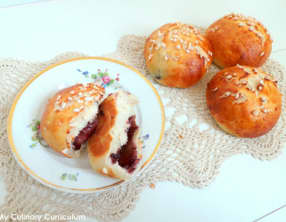 Pains au lait maison fourrés à la confiture