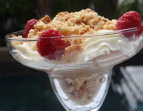 Verrine à la rhubarbe, aux framboises aux mascarpone et sablé breton