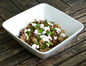 Sauté de poulet aux lentilles, chèvre frais et menthe