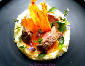 Steak de canard à la gelée de piment, polenta crémeuse au parmesan et tuiles au piment