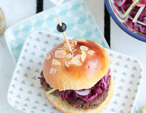 Hamburger végétarien, galettes de légumes et salade de chou rouge