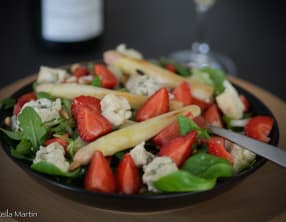 Salade aux asperges, fraises et roquefort