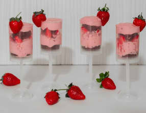 Pushcakes chocolat, chantilly à la fraise et fraises