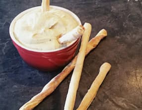 Crême de pois chiche et feta à la menthe pour l'apéritif