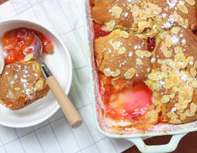 Cobbler aux abricots et aux framboises