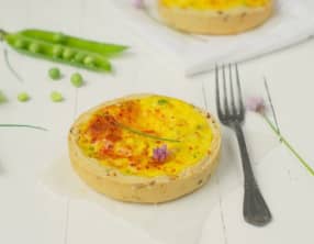 Quiches aux petits pois, brebis et noisettes