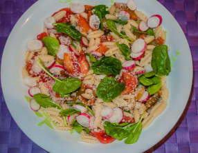 Salade de pâtes aux poivrons, radis et épinards