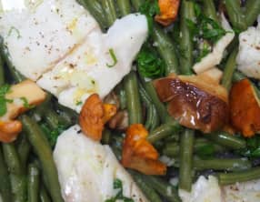 Dos de cabillaud accompagné d’une poêlée de haricots verts, girolles et shiikaté