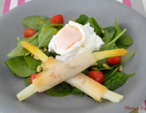 Asperges roulées et œuf poché sur salade d’épinards