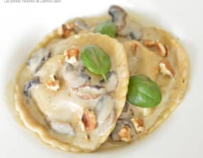 Raviolis au chèvre frais, noix et confit d'olives noires