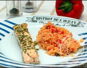 Saumon à la vapeur de basilic et riz aux poivrons