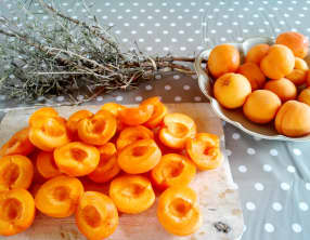 Tarte tatin d’été aux abricots et romarin