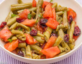 Salade de tomates, haricots verts, canneberges et menthe